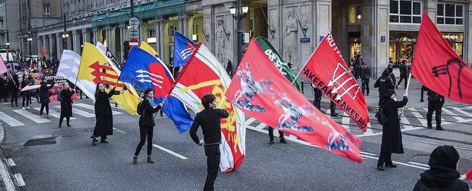 Fahnen in der Ausstellung Antifascism:NOW https://www.lothringer13.com/