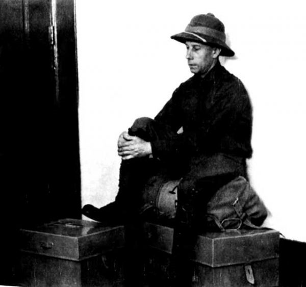 BTraven: Ein Mann mit Hut sitzt auf einem Sack auf Paketen