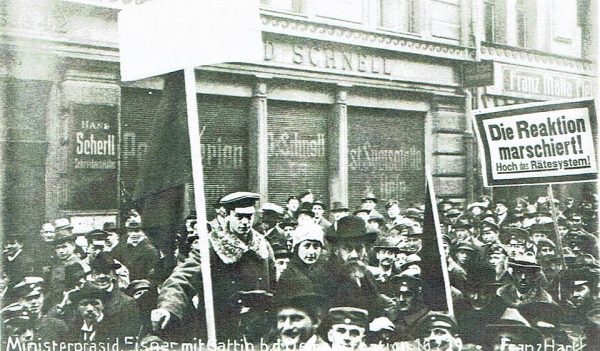 Felix Fechenbach (stehend) mit Eisner bei einer Demonstration am 16. Februar 1919. Foto aus einer Broschüre des Archives Münchner Arbeiterbewegung, 1. Weltkrieg