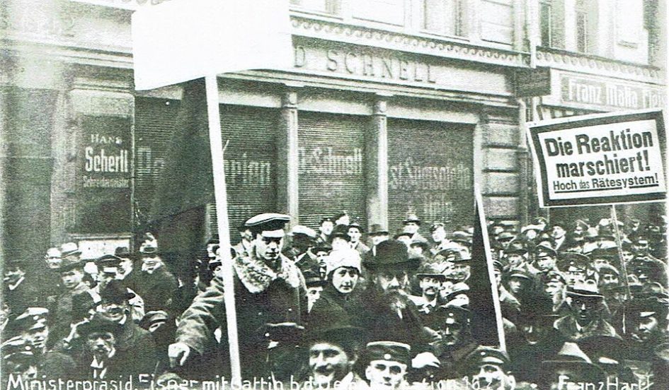 Felix Fechenbach (stehend) mit Eisner bei einer Demonstration am 16. Februar 1919. Foto aus einer Broschüre des Archives Münchner Arbeiterbewegung, 1. Weltkrieg